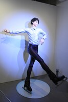 「ユーリ!!! on ICE」コーナー、勝生勇利の等身大フィギュア。