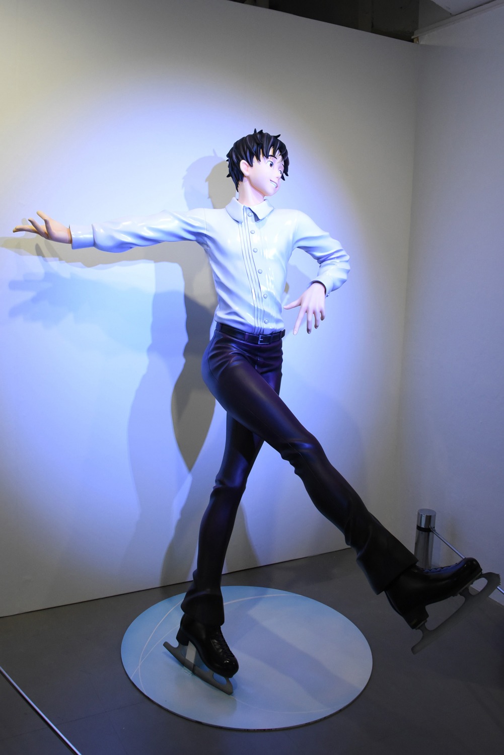 「ユーリ!!! on ICE」コーナー、勝生勇利の等身大フィギュア。