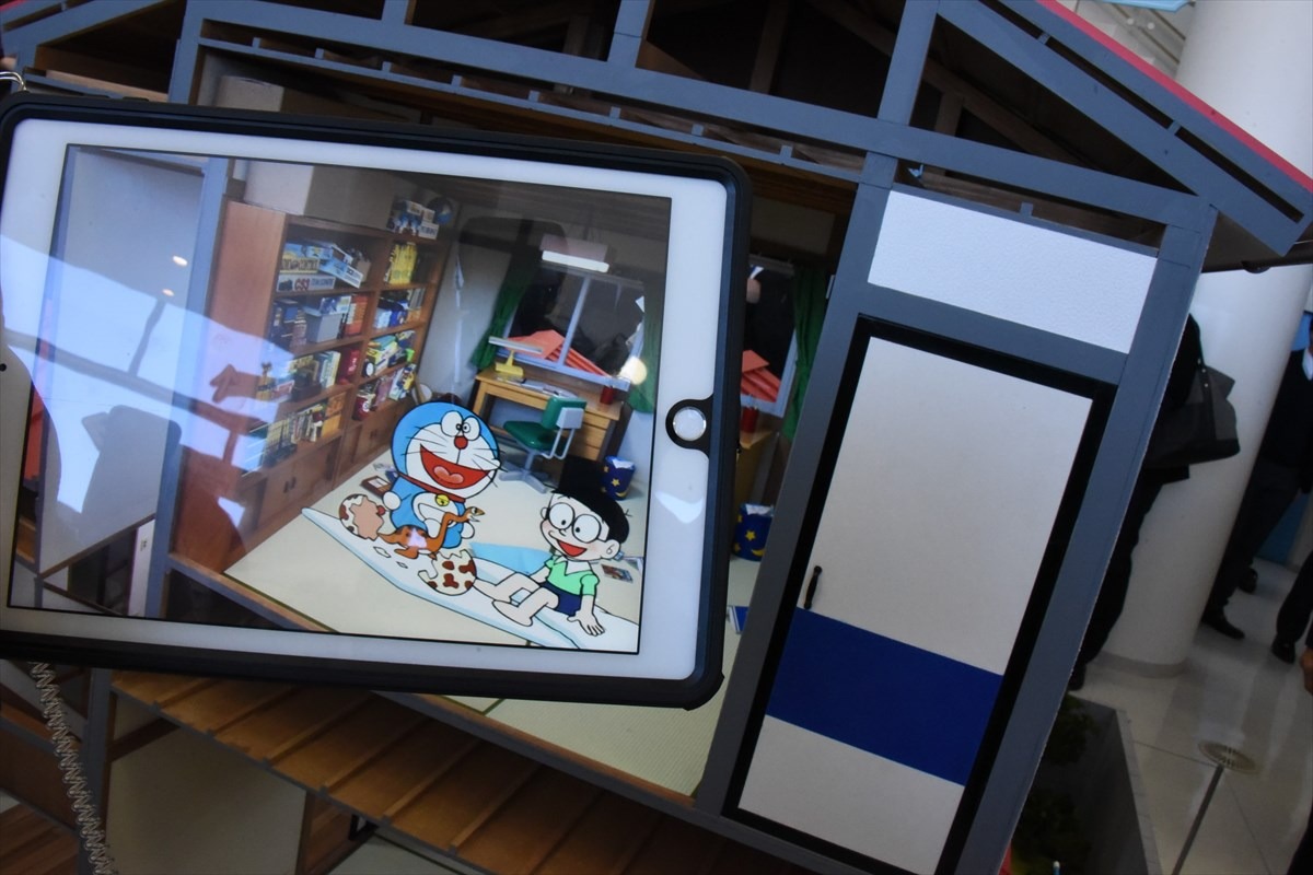 「のび太の家」。のび太の部屋などにiPadをかざすと、キャラクターが登場する。