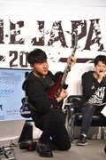 ギターを構える鈴木崚汰。