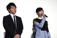左から宜野座伸元役の野島健児、霜月美佳役の佐倉綾音。