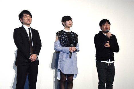 左から宜野座伸元役の野島健児、霜月美佳役の佐倉綾音、塩谷直義監督。