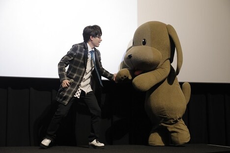 マッカチン（右）とじゃれ合う豊永利行（左）。