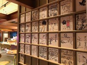 ZENON SAKABAの店内には、北条司をは始め多数のマンガ家や声優などの直筆サインが展示されている。