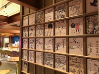 ZENON SAKABAの店内には、北条司をは始め多数のマンガ家や声優などの直筆サインが展示されている。