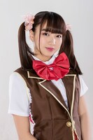 坂ノ上茜演じるチカ。