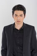 白洲迅演じる山本健太郎。