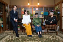 「“隠れビッチ”やってました。」より。左から森山未來、大後寿々花、佐久間由衣、村上虹郎。