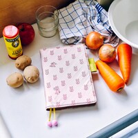 スキウサギのイラストがあしらわれた「ほぼ日手帳2019 spring」。