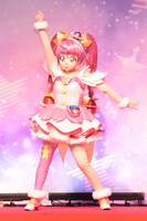 ダンスを披露するキュアスター。