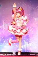 ダンスを披露するキュアスター。