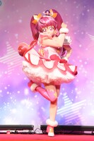 ダンスを披露するキュアスター。