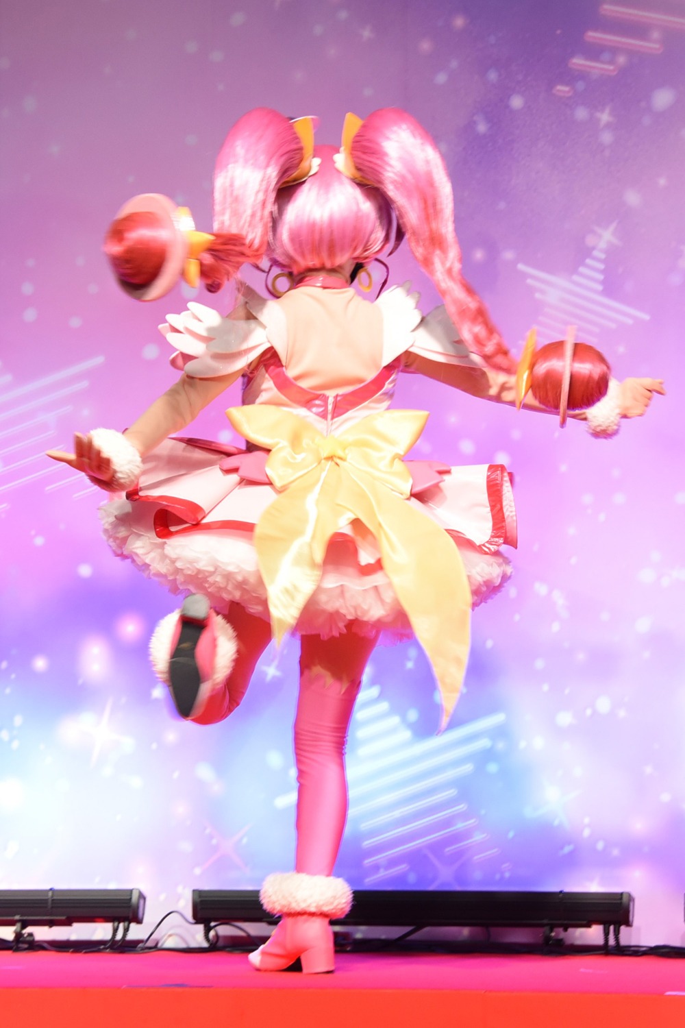 ダンスを披露するキュアスター。