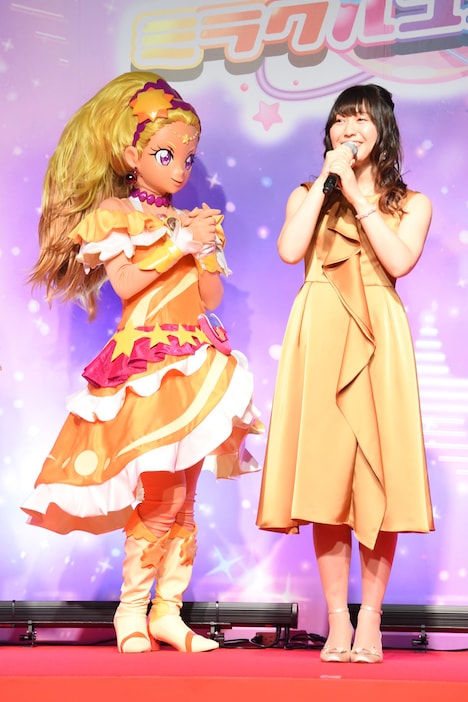 左からキュアソレイユ、安野希世乃。