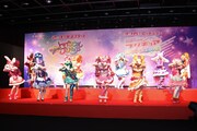 「映画プリキュアミラクルユニバース」のエンディングダンスを披露するプリキュアたち。