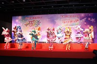 「映画プリキュアミラクルユニバース」のエンディングダンスを披露するプリキュアたち。