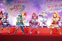 「映画プリキュアミラクルユニバース」のエンディングダンスを披露するプリキュアたち。