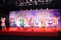 「映画プリキュアミラクルユニバース」のエンディングダンスを披露するプリキュアたち。