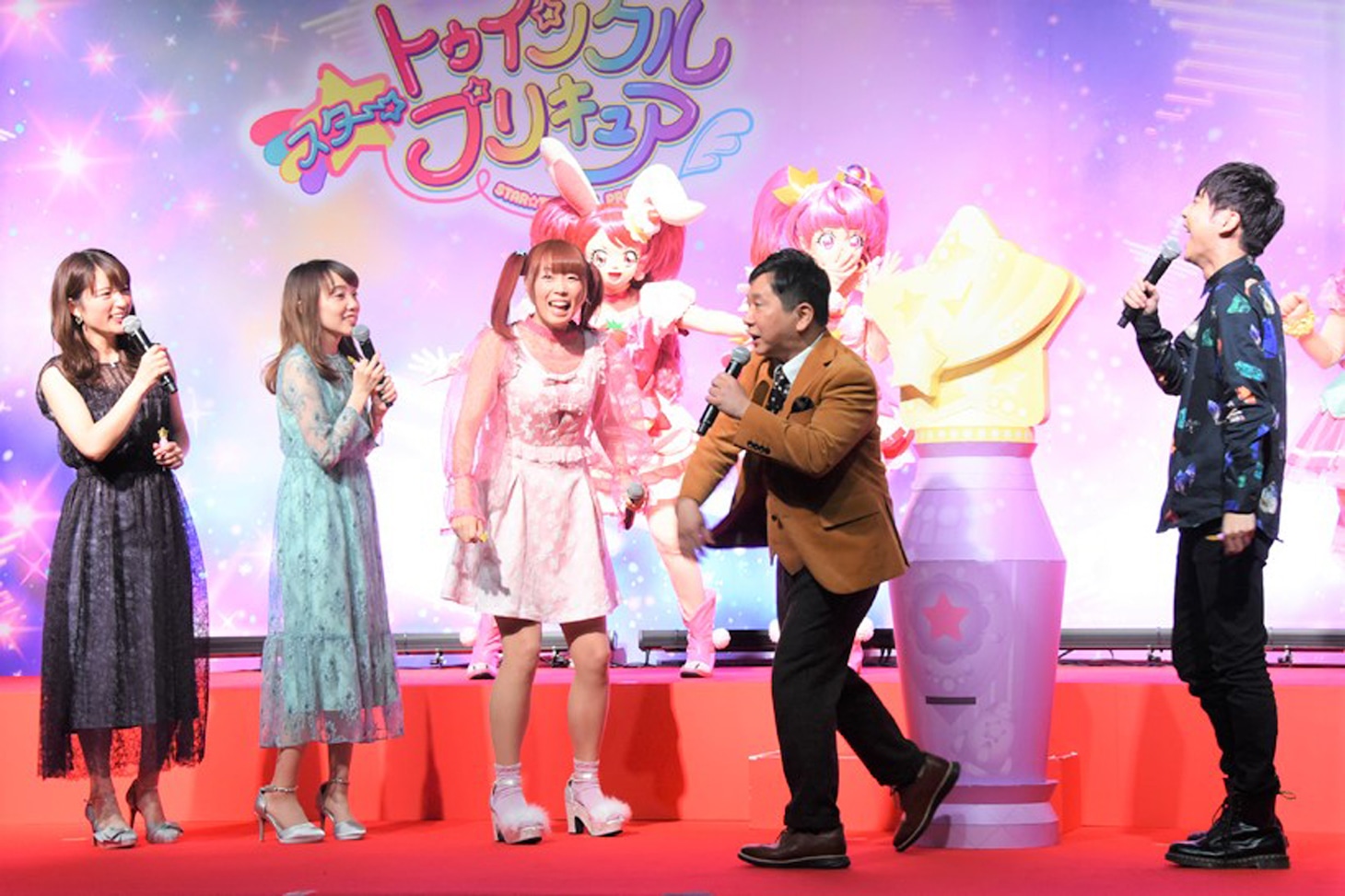 左から小松未可子、小原好美、成瀬瑛美、田中裕二（爆笑問題）、梶裕貴。