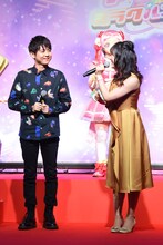 左から梶裕貴、安野希世乃。