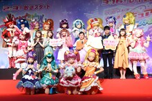 上段左からキュアショコラ、キュアジェラート、キュアパルフェ、キュアカスタード、キュアマカロン、キュアアンジュ、キュアマシェリ、キュアアムール、キュアエトワール、中段左からキュアホイップ、小松未可子、小原好美、成瀬瑛美、田中裕二（爆笑問題）、梶裕貴、安野希世乃、キュアエール、下段左からキュアセレーネ、キュアミルキー、キュアスター、キュアソレイユ。