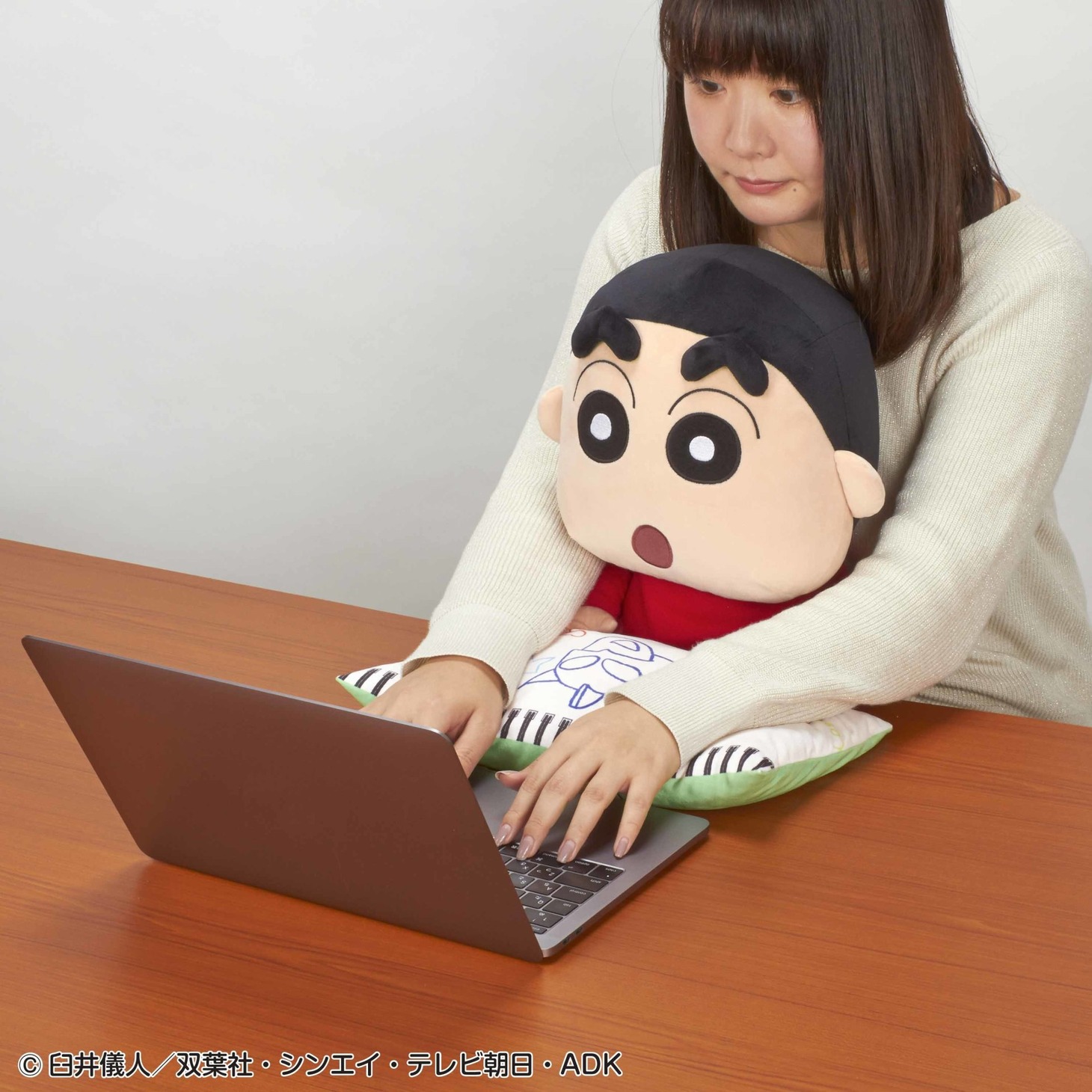 「PCクッション クレヨンしんちゃん」の使用イメージ。