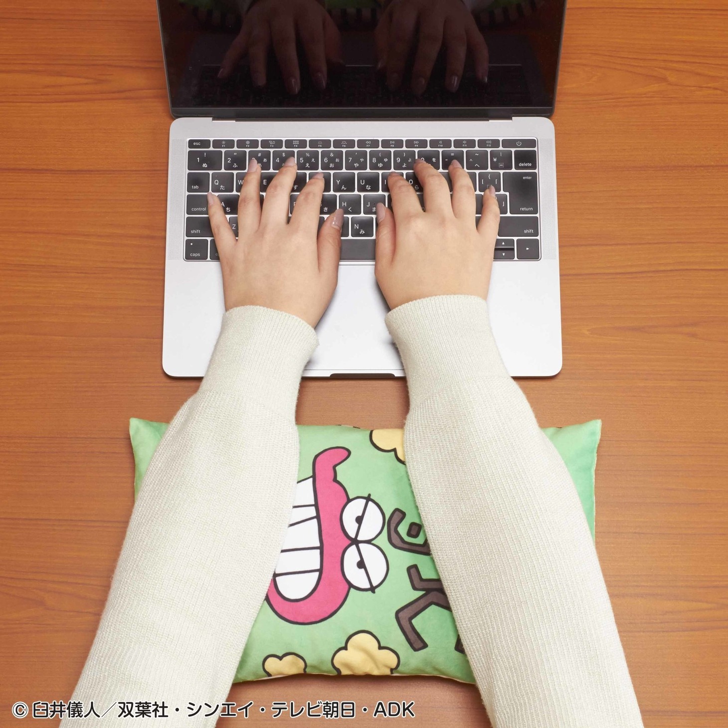 「PCクッション クレヨンしんちゃん」の使用イメージ。