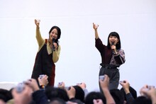 （左から）お猪口を手にファンと乾杯をする伊藤静と東山奈央。