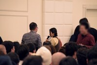 トーク中に試飲コーナーに向かう伊藤静。