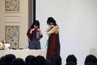 日本酒を愛おしそうに抱きしめる伊藤静と、いじけた風の東山奈央。