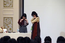 日本酒を愛おしそうに抱きしめる伊藤静と、いじけた風の東山奈央。