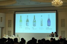 伊藤静と東山奈央が揃って試飲コーナーに向かい、ゲストがいなくなったトークショーのステージ。