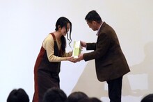 クイズコーナーの景品を受け取る伊藤静。