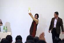 クイズコーナーの景品を手に喜ぶ伊藤静。