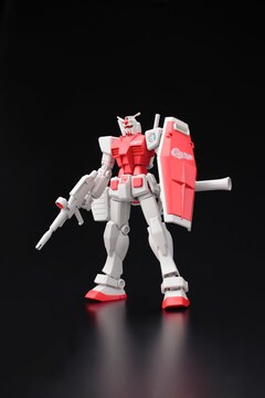 ガンダム」ガンプラがプロ野球12球団とコラボ、ユニクロでTシャツも 