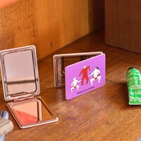 コンパクトミラーの使用イメージ。