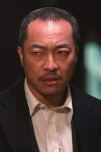 刑事・八神役の音尾琢真。