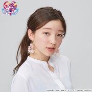 「美少女戦士セーラームーン」とCHACOによるコラボアイテムの着用例。