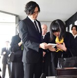 「トラさん～僕が猫になったワケ～」の新場面写真より、要潤演じる浦上栄剛と富山えり子演じる桜木亜子。