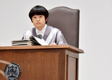 「トラさん～僕が猫になったワケ～」の新場面写真より、バカリズム演じる“あの世の関所”の裁判官。