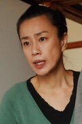 えみを苦しめる母親・智子役の渡辺真起子。