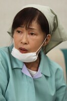 ￼フルーツ宅配便に出入りする、清掃業者と思わしき女性を演じる山口美也子。