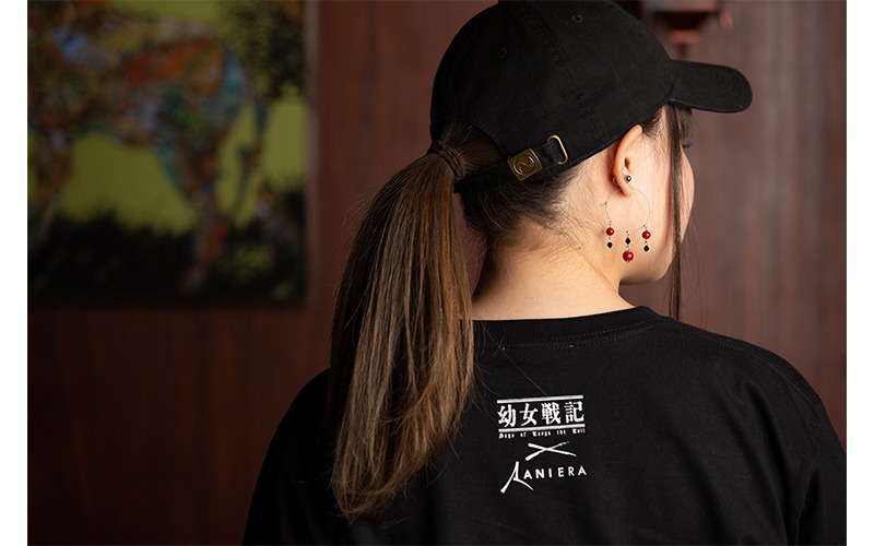 アニメ「幼女戦記」をモチーフにしたファッションアイテムの着用例。