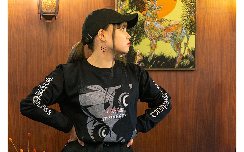 アニメ「幼女戦記」をモチーフにしたファッションアイテムの着用例。