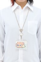 「コードギアス 復活のルルーシュ」をモチーフにしたネックストラップの着用例。