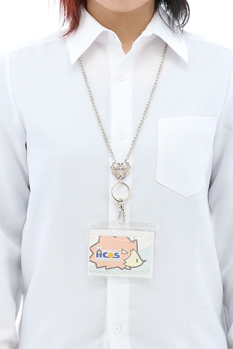 「コードギアス 復活のルルーシュ」をモチーフにしたネックストラップの着用例。