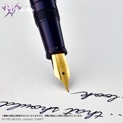 「セイバーオルタ万年筆」の使用イメージ。