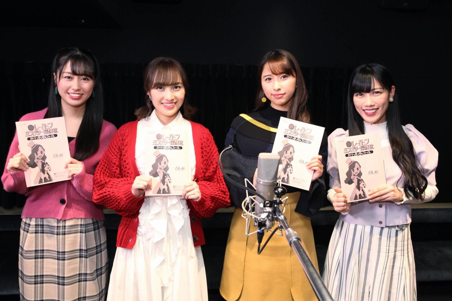 ももいろクローバーZの4人。