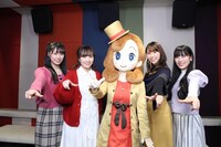 ポーズを決めるももいろクローバーZとカトリーの着ぐるみ。左から佐々木彩夏、百田夏菜子、カトリー、玉井詩織、高城れに。