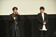 映画「ドキュメンターテイメント AD-LIVE」初日舞台挨拶の様子。左から鈴村健一、津田健次郎。